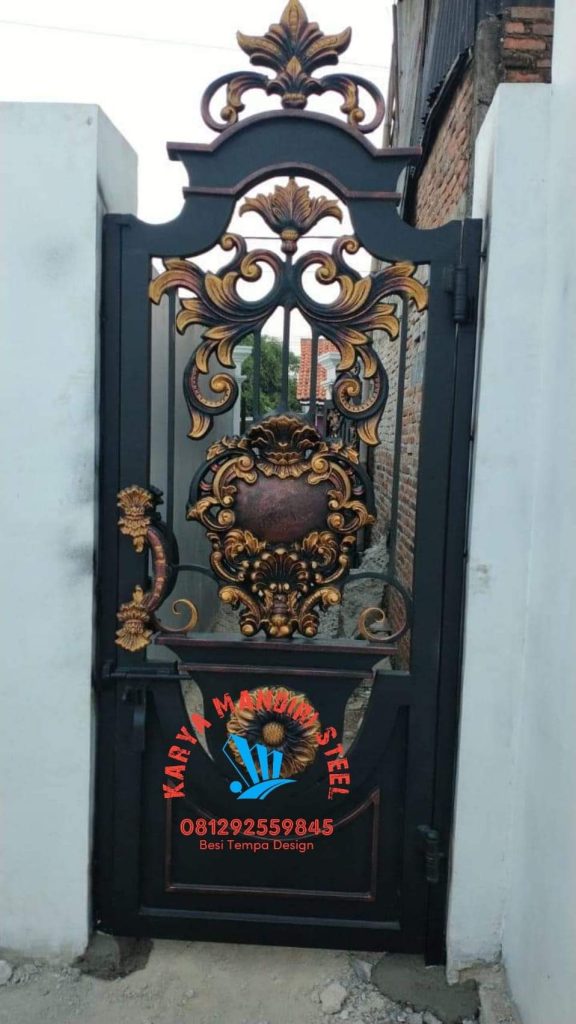 Gerbang Besi Tempa Klasik Temanggung Mewah Judul: Mahakarya Klasik: Gerbang Besi Tempa Pintu Lipat di Temanggung Keterangan: Pintu gerbang lipat besi tempa mewah dengan ornamen emas, mencerminkan kemewahan abadi bagi hunian kelas atas di Temanggung. Deskripsi: Fasad rumah mewah memerlukan gerbang yang setara. Gerbang besi tempa klasik ini dirancang khusus, memadukan kekuatan struktural dengan detail ornamen yang rumit, memberikan keamanan superior dan estetika yang tak tertandingi di area Temanggung.