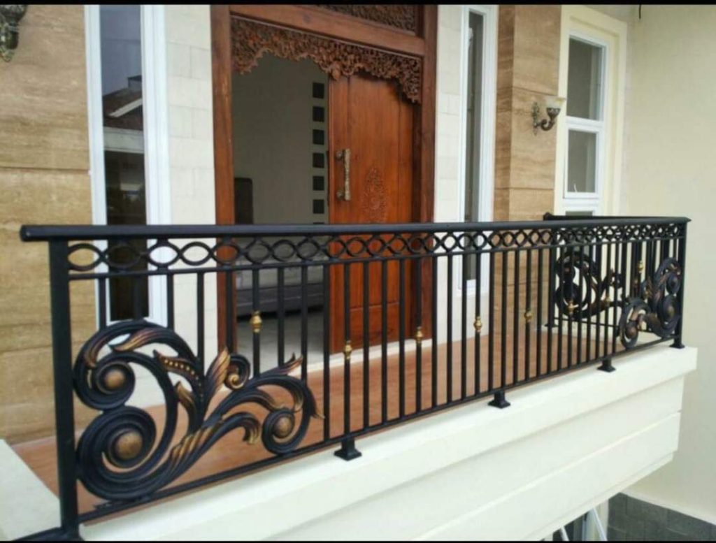 Desain Pagar Balkon Klasik Karanganyar Mewah dengan Ornamen Emas Judul: Pagar Besi Tempa Klasik untuk Balkon dan Teras Keterangan: Keindahan Pagar Balkon Klasik yang Mencerminkan Kasta Sosial di Area Karanganyar. Deskripsi: Foto eksklusif menampilkan detail ornamen Besi Tempa Klasik Karyamandiri pada pagar balkon, menyajikan kemewahan dan durabilitas premium bagi hunian elegan di Karanganyar.