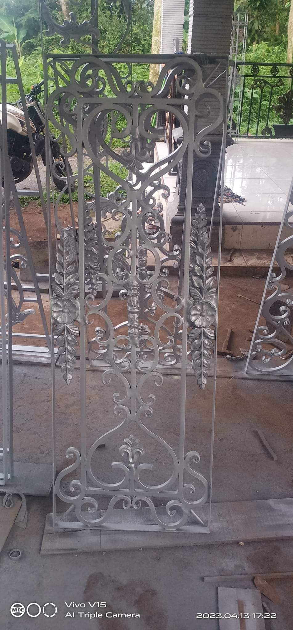 Estetika Gerbang Besi Tempa Klasik untuk Kediaman Sultan di Kudus Pagar Besi Klasik Minimalis Kudus Mewah Hitam