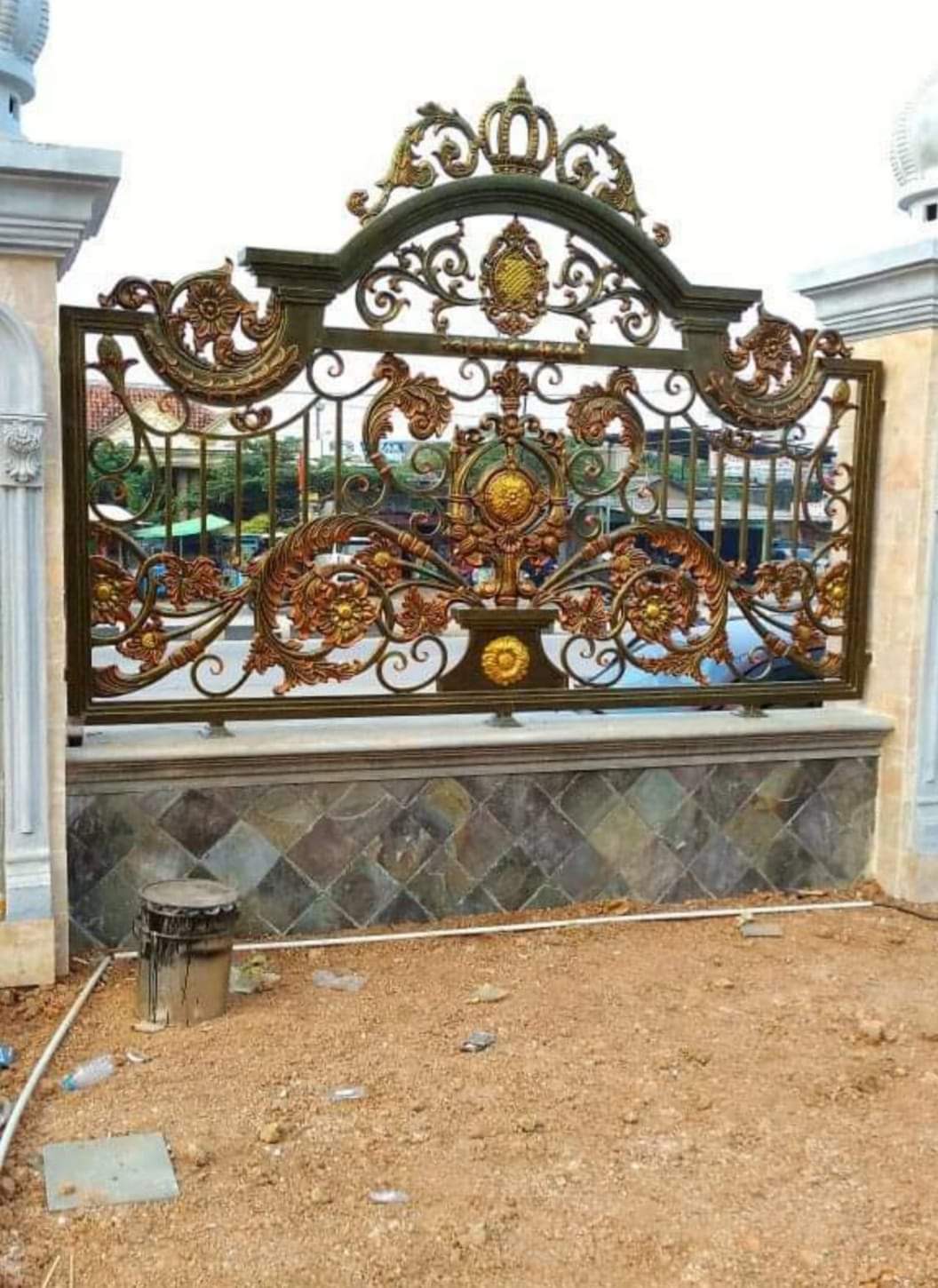 Pagar besi klasik dan gerbang otomatis elegan Karanganyar