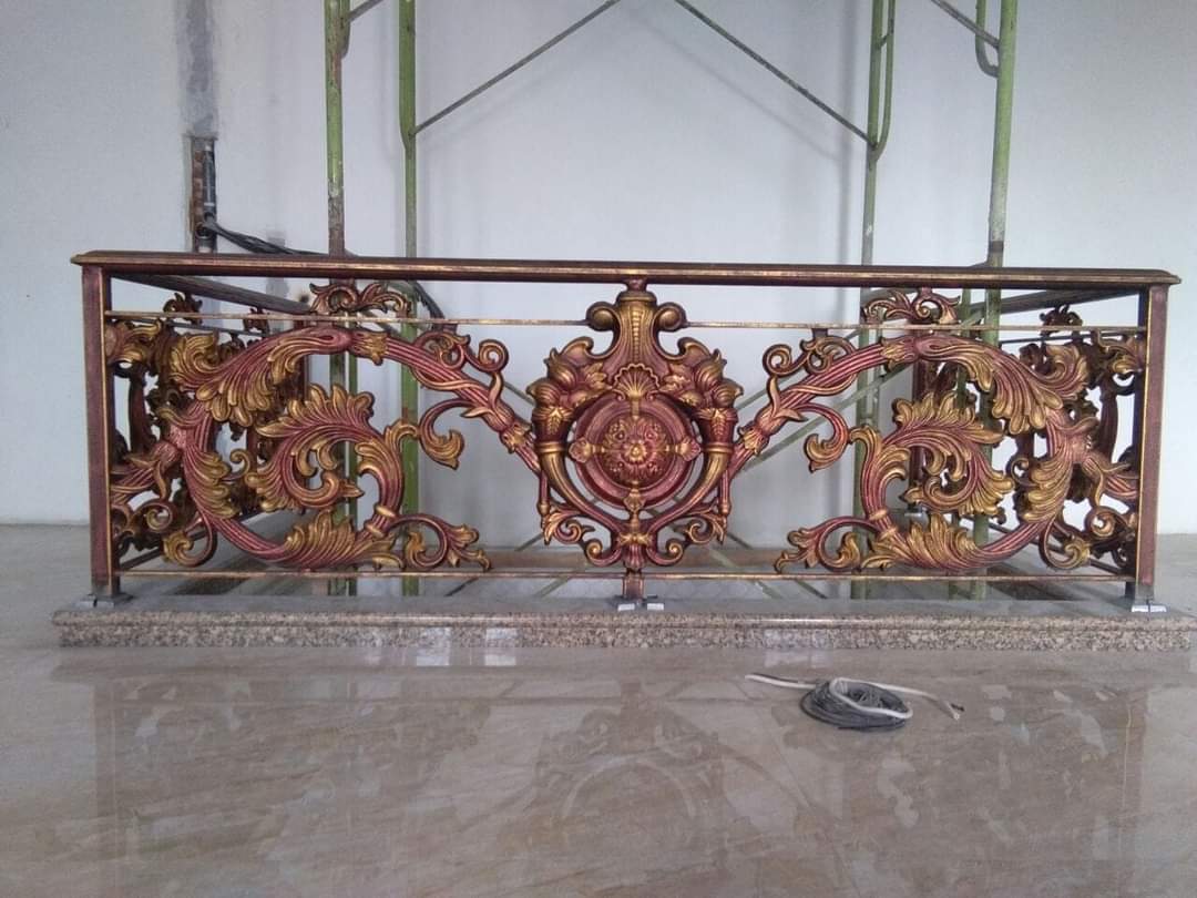 Pagar Besi Tempa Modern Klasik untuk Rumah Mewah Semarang Pagar Besi Tempa Klasik Hitam dengan Sentuhan Emas di Semarang