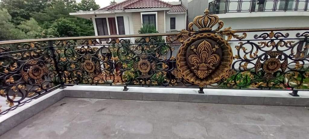 Desain Pagar Klasik Mewah Kulon Progo dengan Ornamen Besi Tempa Emas