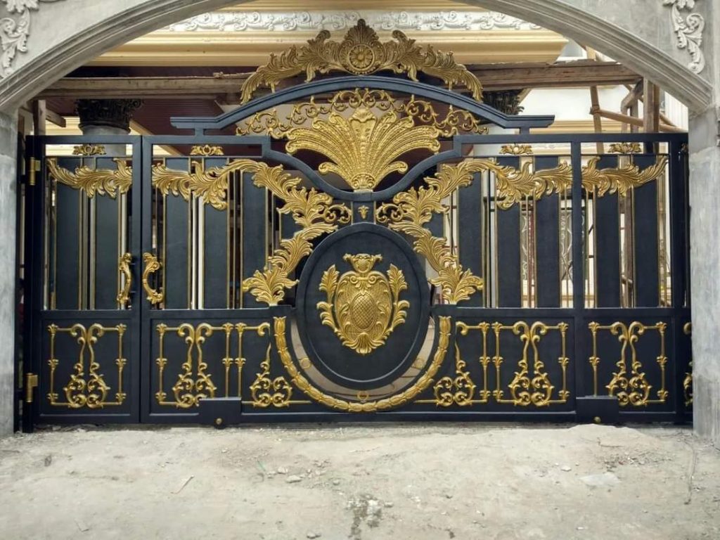 Pagar Klasik Mewah Purbalingga Besi Tempa Emas Judul: Mahakarya Pagar Klasik Mewah Purbalingga Keterangan: Tampilan depan rumah sultan di Purbalingga dengan Pagar Besi Tempa Klasik berwarna hitam elegan dan aksen emas. Deskripsi: Pagar besi tempa klasik yang mewah adalah cerminan status sosial dan selera estetika yang tinggi. Desain ini menawarkan keamanan premium sekaligus menjadi mahakarya arsitektur fasad rumah di kawasan Purbalingga.