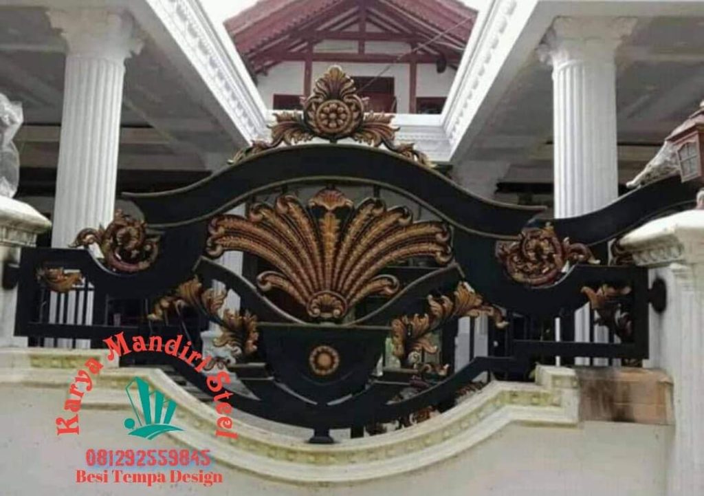 Pagar klasik mewah Salatiga dengan ornamen ukiran detail untuk hunian sultan. Judul: Desain Pagar Besi Tempa Klasik Elegan di Salatiga. Keterangan: Detail ornamen pada pagar besi tempa yang menunjukkan kelas dan kemewahan sejati. Deskripsi: Sebuah contoh nyata bagaimana pagar klasik mewah di Salatiga dapat mentransformasi fasad rumah, memberikan sentuhan artistik dan keamanan yang tak tertandingi.