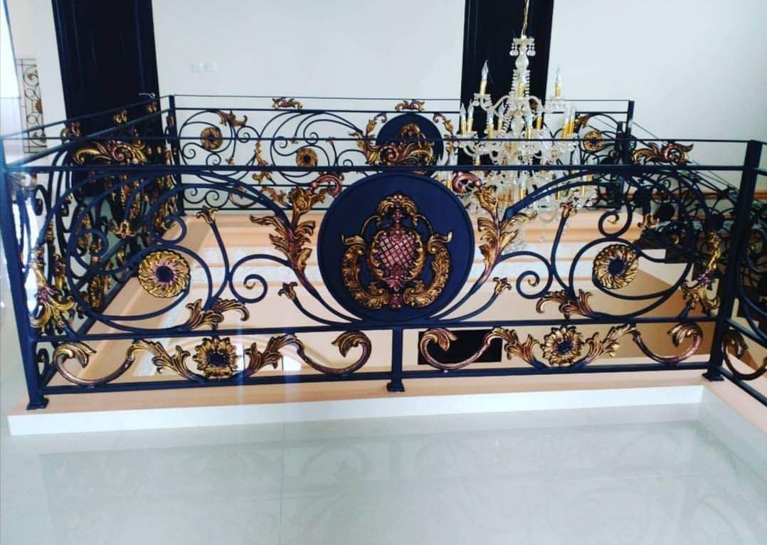 Pagar besi tempa mewah dengan sentuhan warna emas di Salatiga.