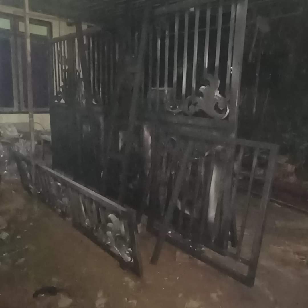 Detail craftsmanship pada pagar besi tempa minimalis, menonjolkan kualitas tempaan manual.