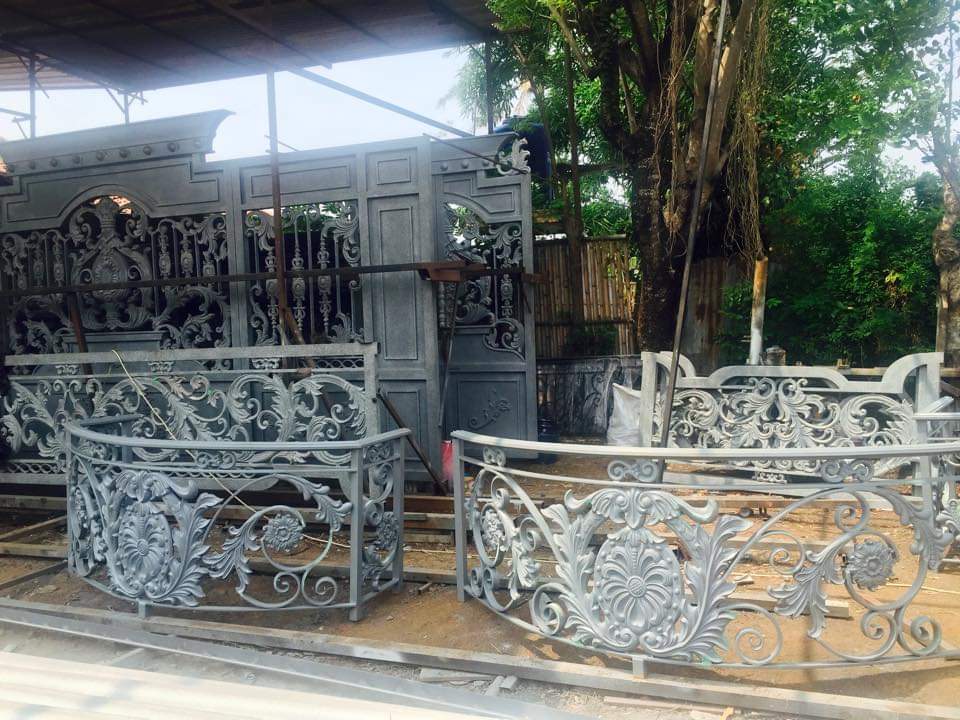 Pagar Besi Tempa Klasik di Pati Judul: Pagar Tempa Elegan Pati Keterangan: Pagar besi tempa klasik yang kokoh dan berkarakter, simbol kemewahan abadi bagi hunian di Pati. Deskripsi: Detail ukiran artistik pada pagar tempa di Pati, menampilkan perpaduan sempurna antara fungsi keamanan dan estetika kelas atas yang dicari para sultan.