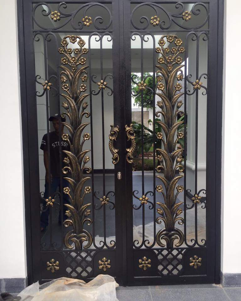 Pintu Gerbang Klasik Besi Tempa Mewah Boyolali Judul: Gerbang Utama Besi Tempa Boyolali: Simbol Kemewahan Abadi Keterangan: Desain pintu gerbang klasik yang megah, menampilkan detail tempaan tangan profesional, sempurna untuk mansion mewah di area Boyolali dan sekitarnya. Deskripsi: Pintu gerbang besi tempa ini bukan sekadar akses, melainkan mahakarya seni yang menjulang. Menggunakan material besi tempa premium dengan finishing cat antik terbaik untuk ketahanan cuaca ekstrem dan estetika yang tak lekang dimakan zaman. Kualitas yang dicari para sultan Boyolali.