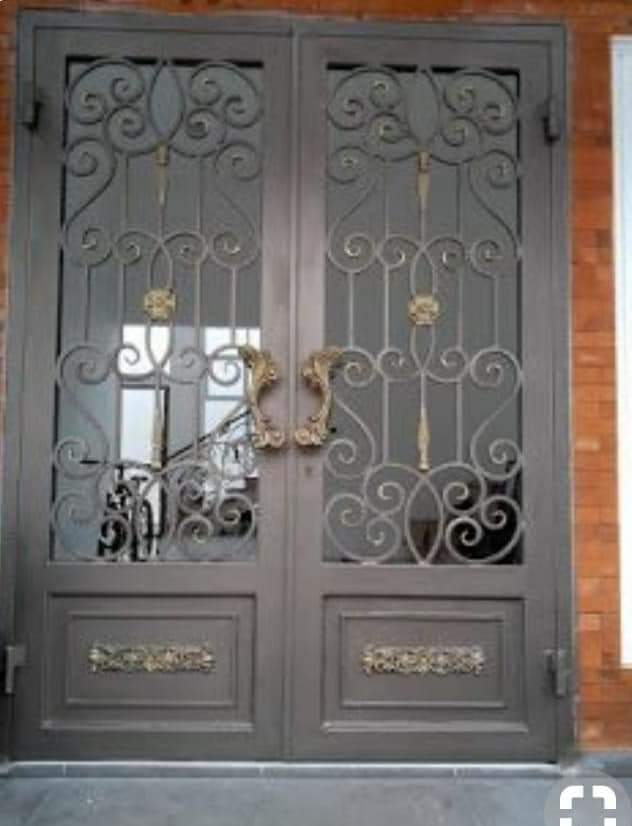 Pintu Besi Tempa Klasik Grobogan Mewah Gaya Eropa Judul: Gerbang Utama Klasik Grobogan: Simfoni Besi Tempa Karyamandiri Keterangan: Pintu gerbang besi tempa dengan detail ornamen yang rumit, memberikan kesan megah dan perlindungan maksimal untuk properti premium di Grobogan. Deskripsi: Sebagai mahkota arsitektur, pintu besi tempa klasik di Grobogan ini menunjukkan kekayaan detail artistik. Material besi murni yang ditempa secara tradisional menghasilkan kekuatan yang tak tertandingi, menciptakan investasi visual sekaligus fungsional.