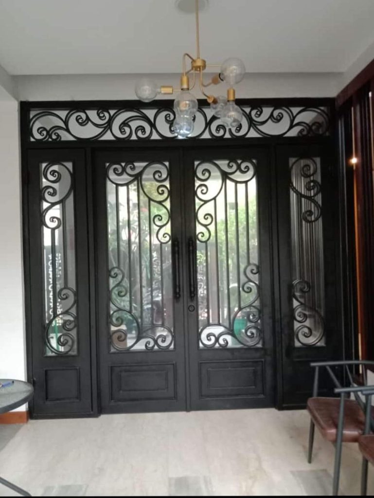 Pintu Gerbang Klasik Pekalongan karya Karyamandiri.id dengan detail ornamen mewah. Judul: Desain Megah Pintu Gerbang Besi Tempa Klasik di Pekalongan. Keterangan: Sebuah manifestasi kemewahan, Pintu Gerbang Klasik Pekalongan ini menunjukkan detail tempaan tangan yang presisi. Deskripsi: Gerbang besi tempa ini bukan sekadar pengaman, melainkan sebuah karya seni yang meningkatkan status dan estetika hunian mewah di Pekalongan dan sekitarnya.