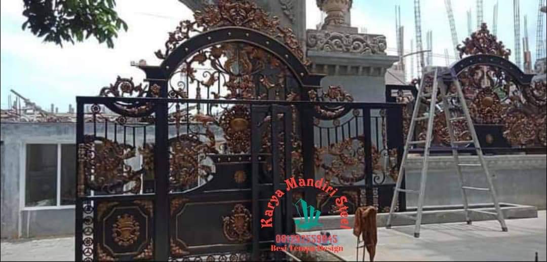 Detail Pintu Gerbang Klasik Pekalongan dengan sentuhan warna emas yang elegan.