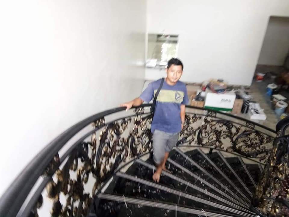 Railing Tangga Besi Tempa Minimalis Modern Kebumen Judul: Elegansi Minimalis untuk Hunian di Kebumen Keterangan: Sebuah desain railing tangga besi tempa minimalis yang modern, menghadirkan sentuhan elegan pada interior rumah di Kebumen. Deskripsi: Gambar ini menampilkan contoh railing tangga besi tempa dengan desain minimalis, cocok untuk rumah-rumah modern di Kebumen yang menginginkan tampilan bersih namun tetap berkelas. Kualitas tempaan yang halus dan presisi menjamin keindahan yang tahan lama, menjadikannya pilihan ideal bagi pemilik rumah yang mengutamakan estetika dan fungsionalitas.