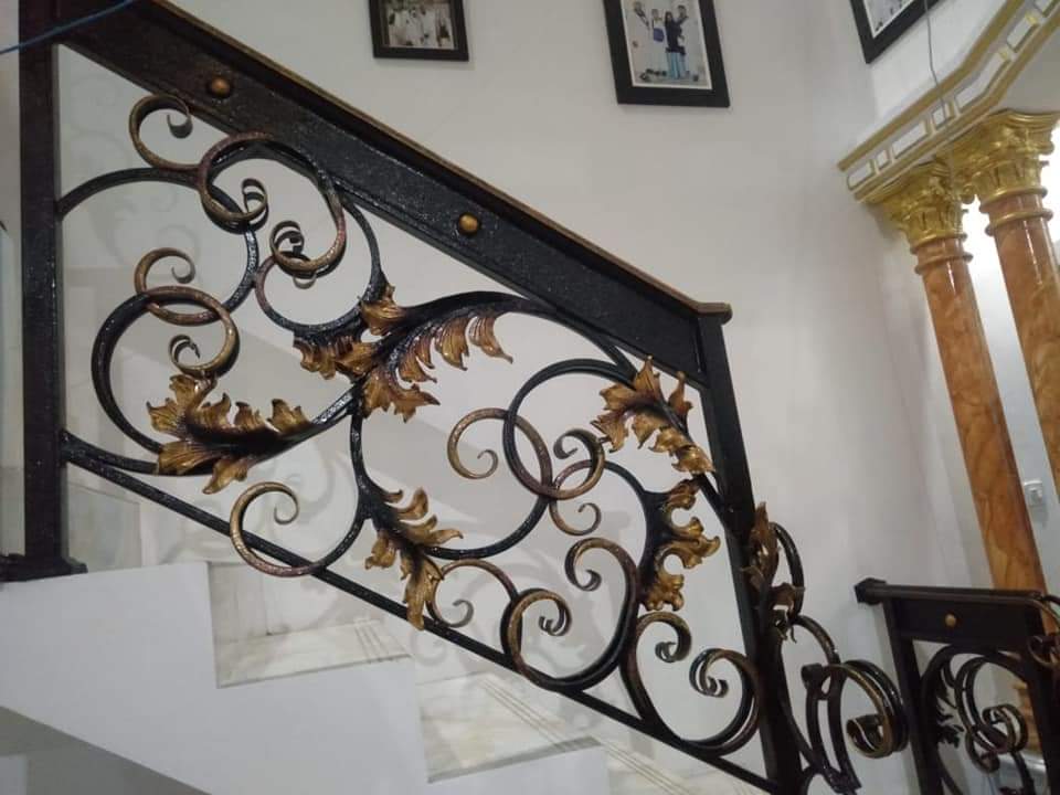 Railing Tangga Besi Tempa Klasik Grobogan Ornamen Emas Judul: Detail Emas Railing Tangga Klasik Mewah Grobogan Keterangan: Pemandangan detail ukiran besi tempa dengan aksen emas murni, menciptakan atmosfer kemewahan klasik di Grobogan. Deskripsi: Railing tangga besi tempa mewah ini menampilkan ukiran Barok yang rumit, diperkaya dengan sentuhan lapisan emas antik. Desain ini bukan hanya fungsionalitas, melainkan pernyataan gaya yang mendefinisikan estetika kemewahan tertinggi di rumah-rumah elite Grobogan.