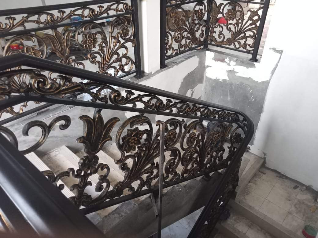 Railing Tangga Besi Tempa Klasik Premium