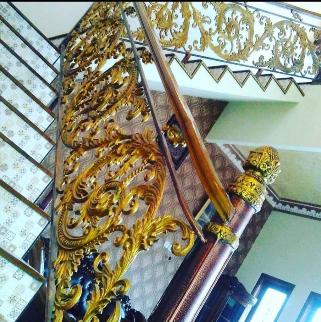 Railing Tangga Klasik Mewah Besi Tempa Emas di Salatiga Judul: Elemen Vertikal Kemewahan: Desain Railing Tangga Klasik Salatiga Karyamandiri Keterangan: Railing tangga klasik besi tempa dengan finishing emas yang mewah, dirancang khusus untuk hunian megah di area Salatiga, memadukan fungsi keamanan dan estetika kelas atas. Deskripsi: Railing tangga adalah mahkota interior yang berbicara tentang selera pemiliknya. Pilihan desain klasik dengan ornamen tempa manual dan sentuhan finishing gilded gold ini adalah manifestasi status dan komitmen terhadap kualitas. Desain ini sangat cocok untuk villa mewah dan rumah berarsitektur Eropa di kawasan elit Salatiga.