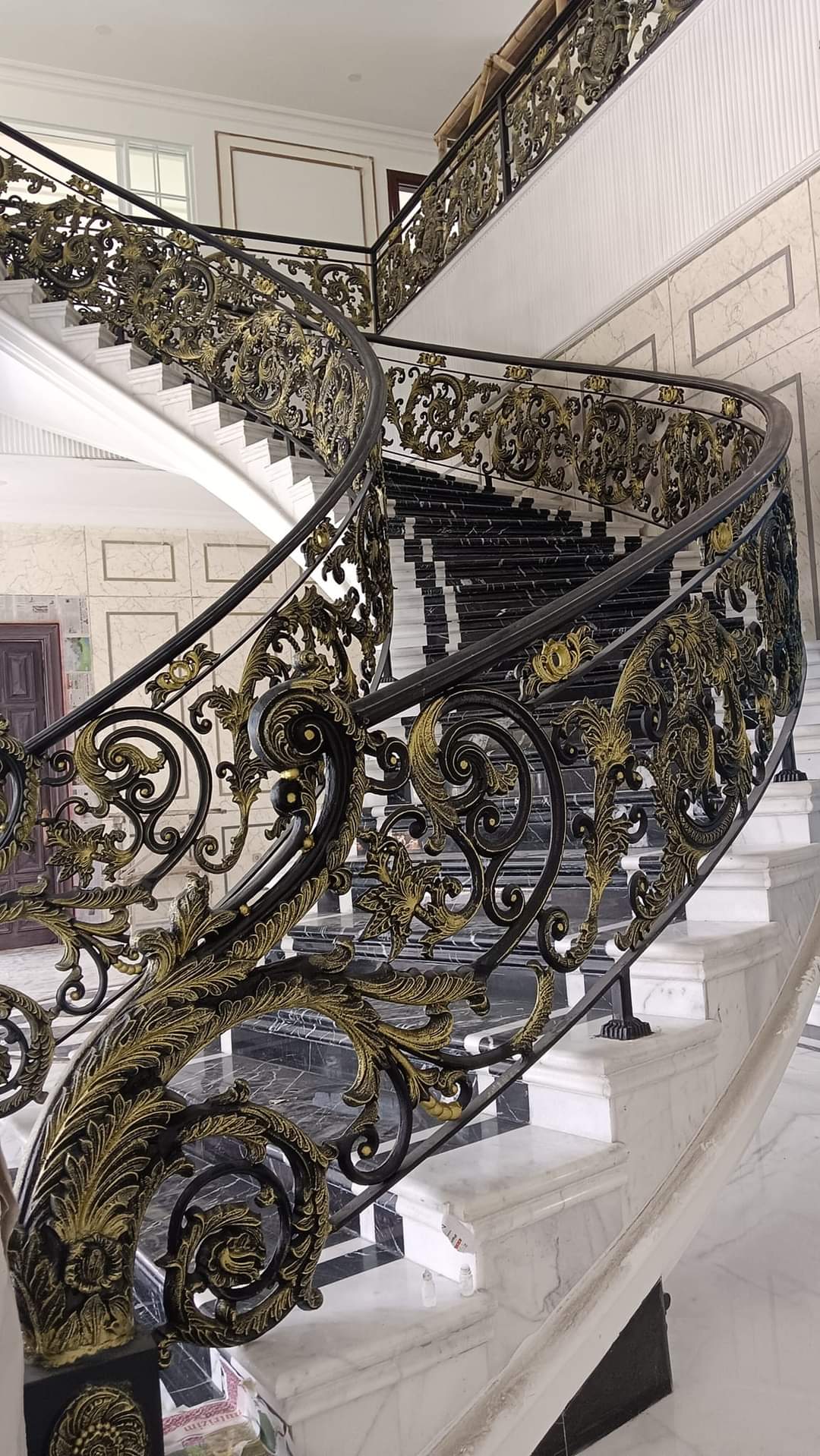 Detail Ukiran Besi Tempa Railing Tangga Klasik Profesional