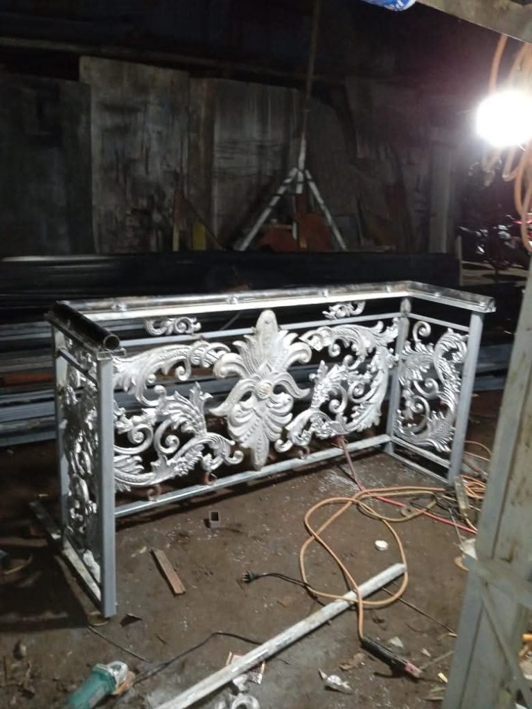 Pagar Besi Klasik Modern Elegan di Ungaran Judul: Pagar Besi Tempa Mewah Ungaran Keterangan: Keindahan Pagar Besi Klasik Modern untuk Rumah Sultan di Ungaran Deskripsi: Pagar besi klasik modern dengan detail ukiran rumit yang mempercantik fasad rumah mewah di Ungaran, memberikan kesan elegan dan kokoh yang tak tertandingi.