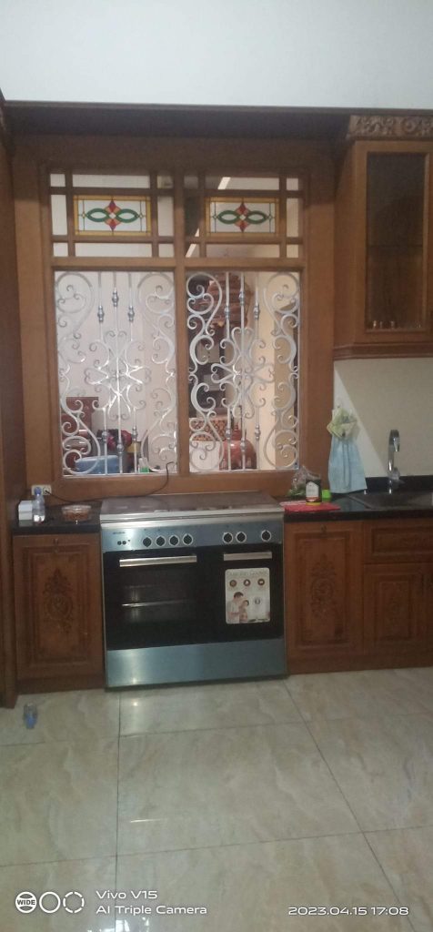 Pagar Besi Tempa Klasik Elegan Grobogan Judul: Keanggunan Abadi Pagar Besi Tempa Klasik Grobogan Keterangan: Pagar besi tempa klasik dengan detail artistik nan mewah, memberikan sentuhan elegan dan keamanan superior untuk hunian di Grobogan. Deskripsi: Pagar besi tempa klasik yang kokoh dan berkarakter, menampilkan ornamen rumit yang dikerjakan dengan presisi tinggi, menjadikannya pilihan sempurna bagi rumah-rumah megah di Grobogan yang mengutamakan estetika dan perlindungan maksimal. Setiap lengkungan dan ukiran mencerminkan dedikasi perajin dalam menciptakan karya seni fungsional.