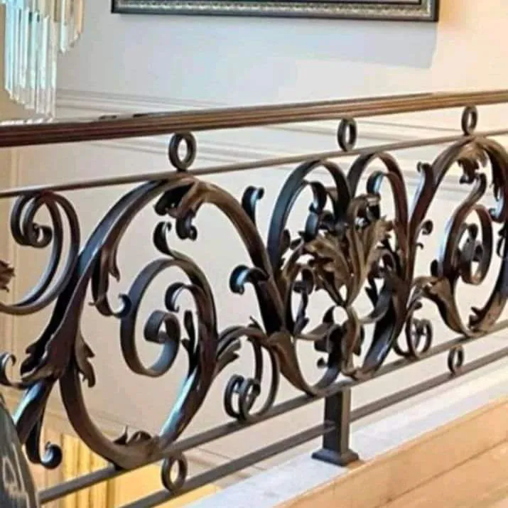 Pagar Besi Tempa Klasik Magelang Mewah dengan Ornamen Emas Judul: Pagar Besi Tempa Klasik Termewah Magelang Keterangan: Detail ornamen pagar besi tempa klasik dengan sentuhan warna emas yang elegan, mencerminkan kemewahan dan status sosial. Deskripsi: Pagar besi tempa klasik yang kokoh dan artistik, dirancang khusus untuk rumah-rumah mewah di Magelang, memberikan kesan pertama yang monumental dan tak tertandingi.