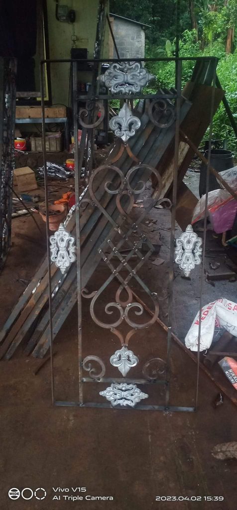 Pagar besi tempa klasik mewah di Batang. Judul: Keindahan Abadi Pagar Besi Tempa Batang. Keterangan: Pagar besi tempa klasik dengan ornamen artistik, menciptakan kesan megah dan berkelas untuk hunian mewah di Batang. Deskripsi: Sebuah mahakarya pagar besi tempa yang memadukan kekuatan material dan kehalusan seni, ideal untuk meningkatkan estetika serta keamanan properti Anda di Batang, mencerminkan gaya hidup mewah yang tak tertandingi.