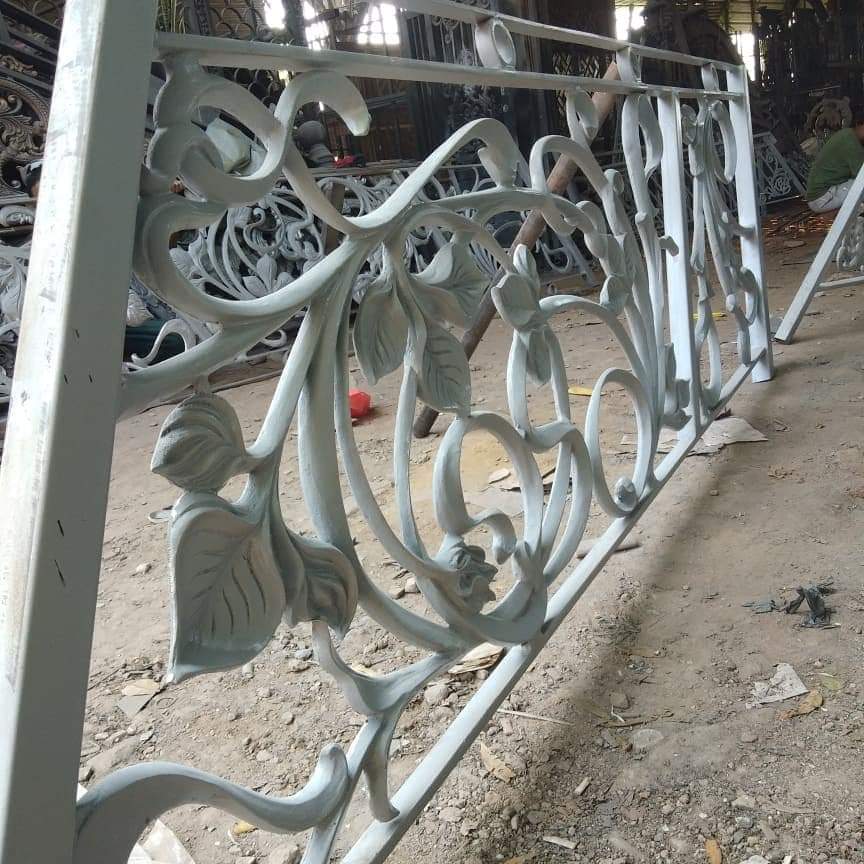 Detail ornamen pagar besi tempa elegan Karyamandiri.id.