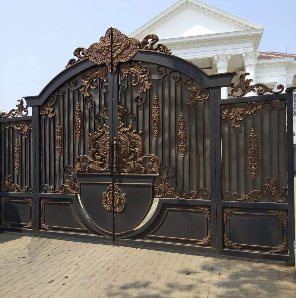 Pintu Besi Klasik Mewah dengan Ornamen Emas di Rembang Judul: Keindahan Abadi Pintu Besi Tempa Klasik untuk Fasad Rumah Sultan Rembang Keterangan: Pintu gerbang utama bergaya klasik Eropa dengan material besi tempa premium, dirancang khusus untuk meningkatkan nilai estetika dan keamanan hunian mewah. Deskripsi: Foto detail close-up pintu besi klasik dengan sentuhan warna emas yang elegan, menunjukkan kualitas tempaan tangan yang presisi, menjadikannya ikon kemewahan yang tak tertandingi di Rembang.