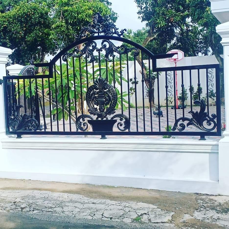 Detail Ornamen Pagar Besi Tempa Klasik
