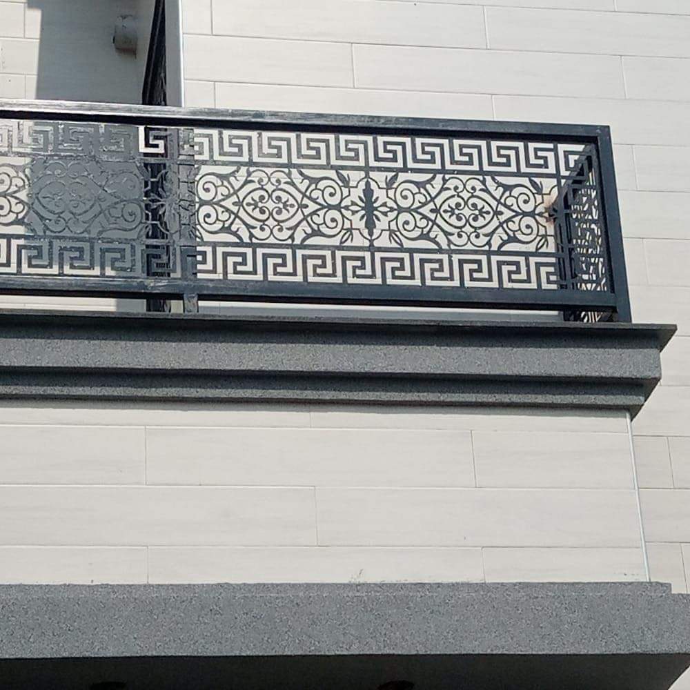 Gerbang Pagar Besi Tempa Klasik Banjarnegara Ornamen Emas