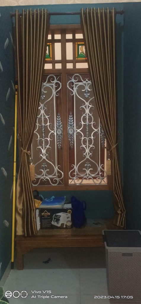 Pagar Besi Tempa Klasik Banjarnegara dengan Ukiran Bunga Mewah Judul: Kemegahan Abadi Pagar Besi Tempa Klasik Banjarnegara Keterangan: Pagar besi tempa klasik ini menampilkan desain floral yang rumit, memberikan sentuhan kemewahan dan keindahan yang tak lekang oleh waktu bagi properti di Banjarnegara. Deskripsi: Sebuah mahakarya seni tempa, pagar ini bukan sekadar pembatas, melainkan pernyataan gaya yang memadukan kekuatan besi dengan kehalusan ukiran bunga yang elegan, menciptakan sambutan pertama yang tak terlupakan.