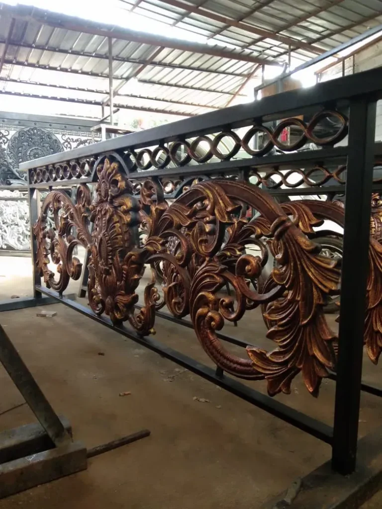 Pagar Besi Tempa Klasik Magelang Mewah Elegan Judul: Mahakarya Pagar Besi Tempa Klasik Magelang Keterangan: Pagar besi tempa bergaya Eropa Klasik dengan ornamen daun dan curl yang mewah, cocok untuk residensi premium di Magelang. Deskripsi: Pagar ini mencerminkan puncak kemewahan, dibuat dari besi tempa murni yang diproses dengan teknik tradisional, menawarkan keamanan tak tertandingi dan nilai estetika abadi bagi properti high-end di kawasan Magelang.