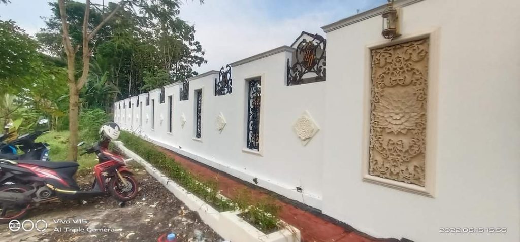 Pagar Besi Tempa Sederhana Elegan Jogja Judul: Estetika Gerbang Rumah Mewah: Pagar Besi Tempa Sederhana di Jogja Keterangan: Pagar besi tempa sederhana dengan sentuhan klasik yang memukau, cocok untuk hunian berkelas di Yogyakarta. Deskripsi: Pagar besi tempa sederhana ini adalah perpaduan sempurna antara keamanan dan keindahan, menawarkan estetika abadi yang meningkatkan nilai properti Anda di Jogja. Ditempa dengan presisi, desainnya yang elegan memberikan kesan mewah tanpa berlebihan, menciptakan sambutan yang berkelas bagi setiap tamu yang datang.