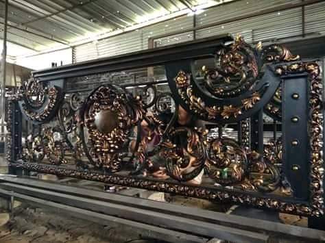 Pagar Besi Tempa Ungaran Klasik Mewah Karyamandiri Judul: Mahakarya Pagar Besi Tempa Klasik di Ungaran Keterangan: Detail ornamen besi tempa dengan finishing anti karat premium, menjamin kemewahan abadi di Ungaran. Deskripsi: Pagar besi tempa elegan untuk hunian mewah di Ungaran. Mencerminkan status sosial dan keamanan premium.