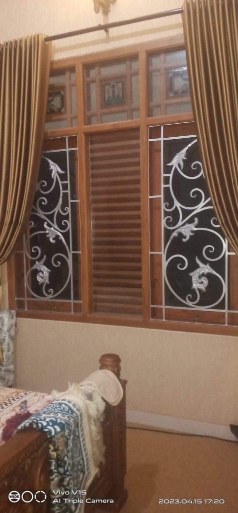 Pagar Tempa Klasik Elegan di Kulon Progo Judul: Kemewahan Tak Lekang Zaman: Pagar Tempa Klasik Kulon Progo Keterangan: Pagar besi tempa klasik dengan detail ukiran rumit yang memperindah arsitektur rumah modern. Deskripsi: Sebuah mahakarya pagar tempa klasik yang memperlihatkan perpaduan sempurna antara kekuatan material dan estetika desain, cocok untuk rumah-rumah mewah di Kulon Progo yang mendambakan sentuhan keanggunan abadi.