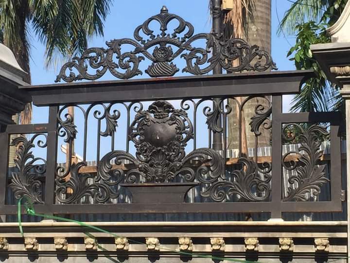 Pagar tempa klasik dengan sentuhan modern dan elegan.