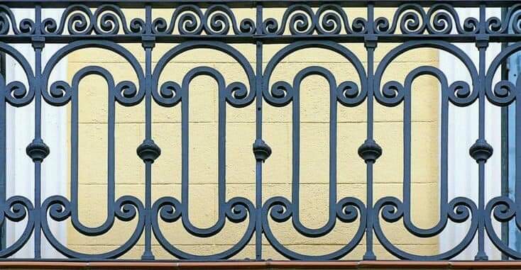 Pagar besi tempa klasik mewah dengan detail ukiran halus.