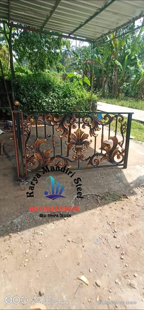 Pagar Tempa Klasik Mewah Slawi Ornamen Emas Judul: Gerbang Kemewahan Abadi: Pagar Besi Tempa Slawi Keterangan: Pagar besi tempa klasik dengan sentuhan warna emas dan desain Rococo yang rumit, memberikan kesan megah dan keamanan premium. Deskripsi: Representasi sempurna dari desain klasik Eropa, Pagar Tempa Klasik Mewah di Slawi ini dibangun menggunakan material besi tempa murni, menjamin keindahan abadi dan ketahanan maksimal terhadap cuaca, sangat berbeda dengan besi pabrikan biasa.