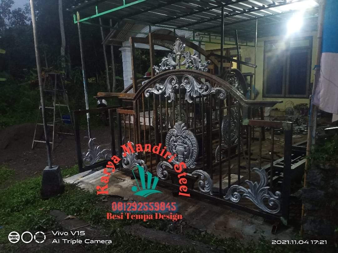 Pagar Tempa Klasik Mewah Wonogiri dengan Ornamen Emas