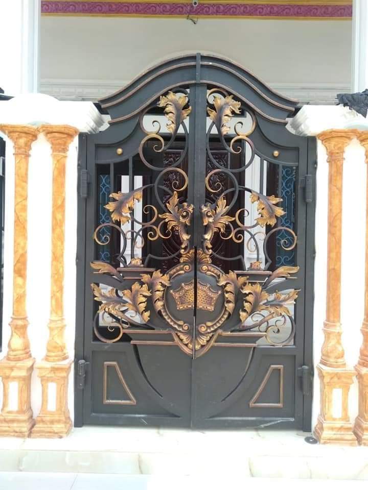 Pintu Besi Klasik Modern Ungaran Mewah dan Kokoh