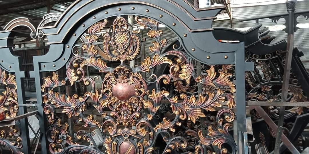 Desain Pintu Besi Tempa Klasik Emas