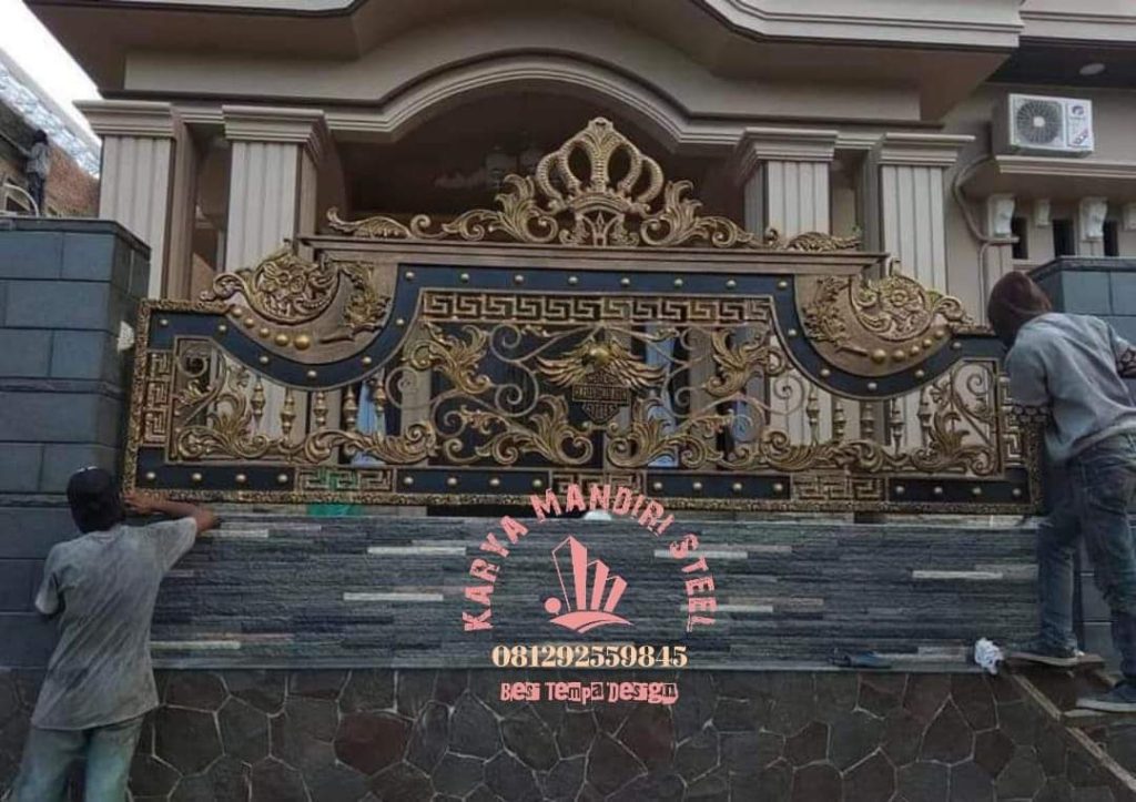 Pintu Besi Tempa Klasik Mewah Wonosobo dengan Ornamen Emas Judul: Pintu Besi Tempa Wonosobo: Simbol Keagungan Abadi Keterangan: Pintu Besi Tempa Wonosobo: Gerbang utama adalah impresi pertama. Pastikan ia menyampaikan narasi kemewahan dan ketahanan yang sesungguhnya. Deskripsi: Gerbang masuk rumah mewah di Wonosobo yang terbuat dari besi tempa klasik berkualitas tinggi dengan finishing ornamen emas yang elegan, menunjukkan status sultan dan ketahanan material premium.