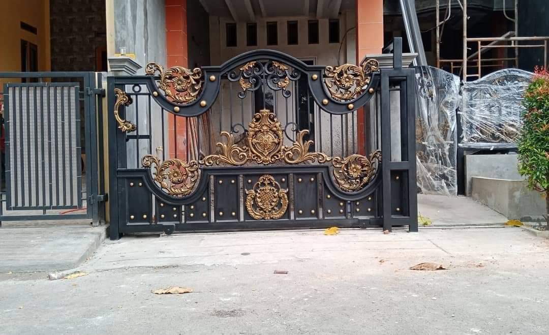 Pintu Gerbang Besi Tempa Klasik dengan Sentuhan Artistik