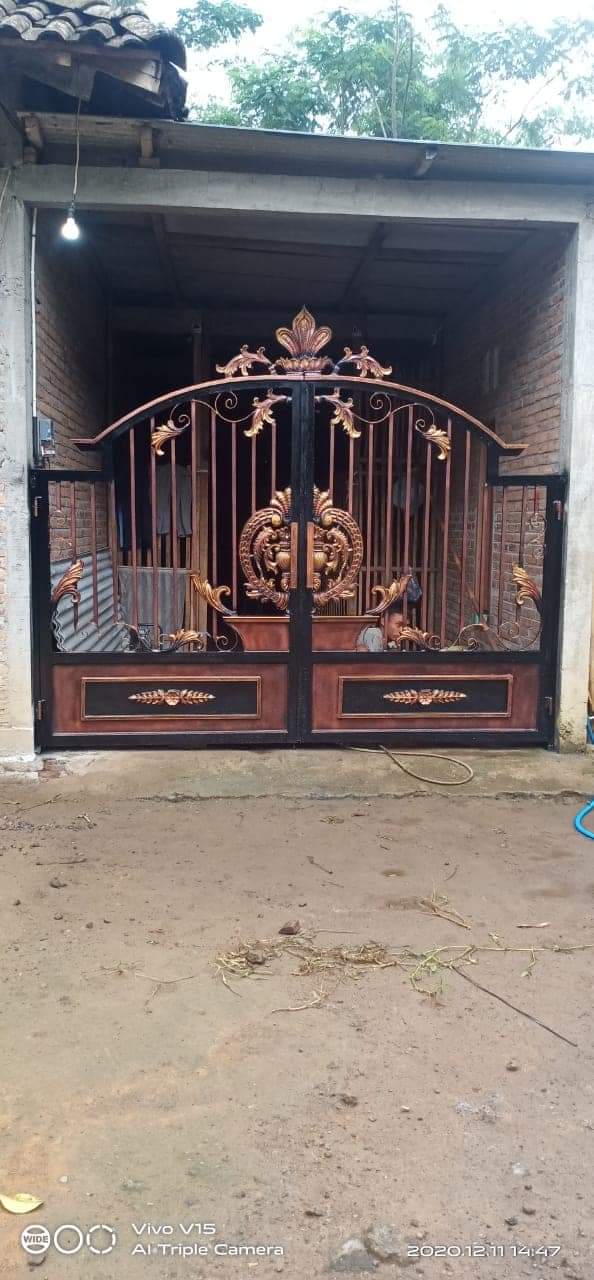 Pintu Gerbang Klasik Besi Tempa dengan Kaca Dekoratif untuk Rumah Blora