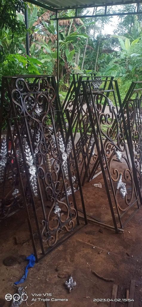 Pintu Pagar Besi Tempa Klasik Kebumen yang Megah dan Tahan Lama. Judul: Keanggunan Abadi Pintu Pagar Besi Tempa. Keterangan: Sebuah pintu pagar besi tempa dengan desain klasik yang kokoh dan artistik, cocok untuk rumah mewah di Kebumen. Deskripsi: Pintu pagar besi tempa ini memadukan kekuatan material dengan keindahan ornamen, menciptakan kesan kemewahan dan keamanan yang tak tertandingi untuk properti Anda. Investasi terbaik untuk jangka panjang.