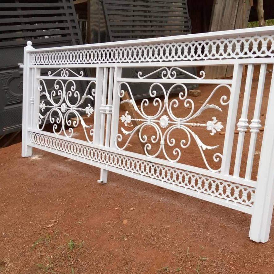 Pintu Pagar Besi Tempa Klasik Rembang dengan Ornamen Mewah