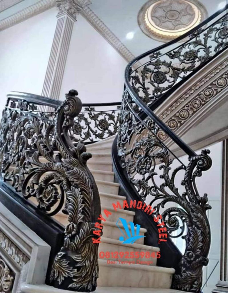 Desain Railing Tangga Klasik Modern Mewah di Kulon Progo Judul: Railing Tangga Besi Tempa Klasik Modern Kulon Progo Keterangan: Keindahan ornamen besi tempa pada railing tangga yang memadukan keanggunan klasik dengan sentuhan modern minimalis, cocok untuk hunian mewah di Kulon Progo. Deskripsi: Estetika abadi yang ditawarkan oleh desain railing tangga klasik modern. Setiap lekukan besi tempa premium ini adalah penegasan status, memastikan bahwa kemewahan interior rumah Anda di Kulon Progo diangkat ke level tertinggi, jauh dari kesan murahan.