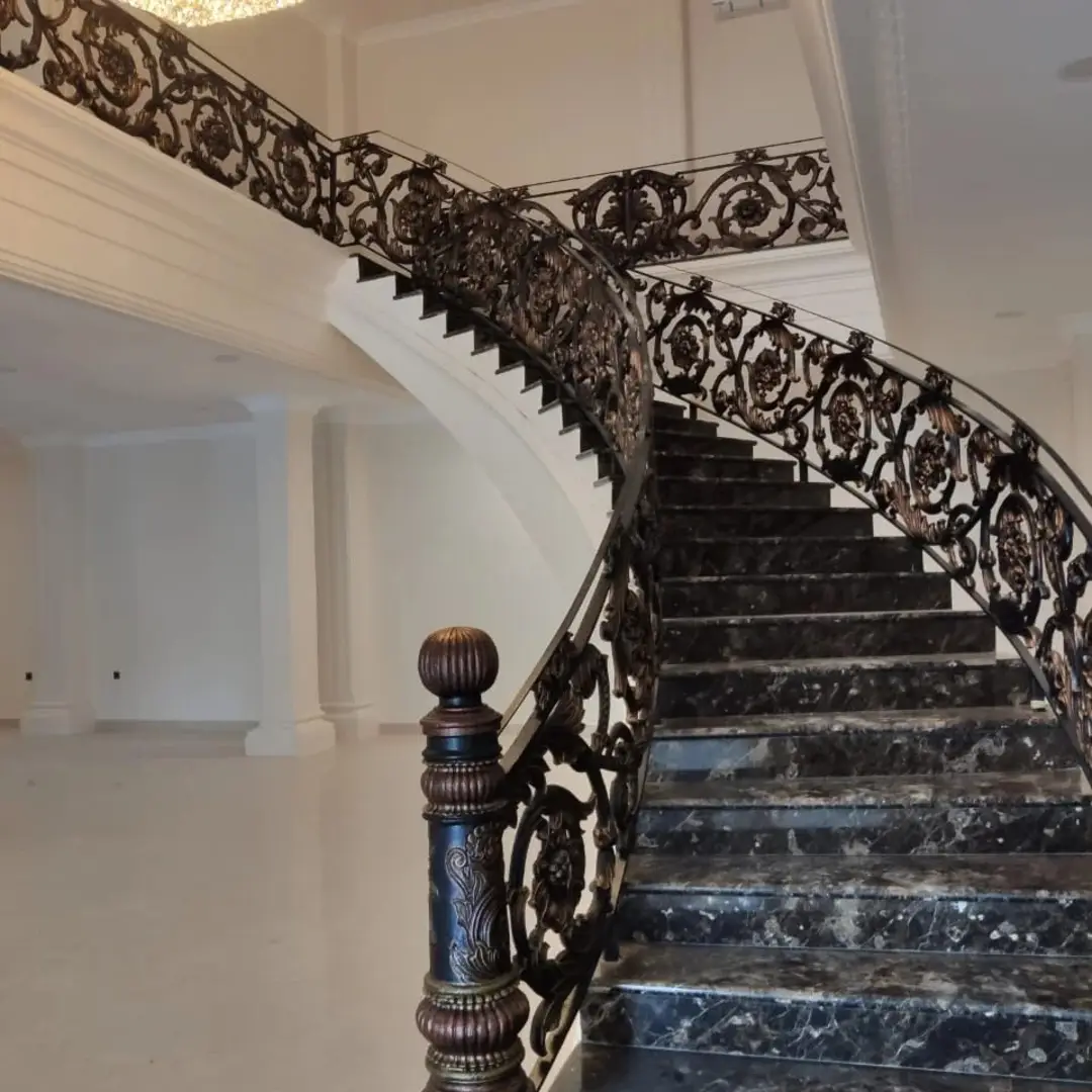 Desain Railing Tangga Klasik Modern Mewah di Kulon Progo