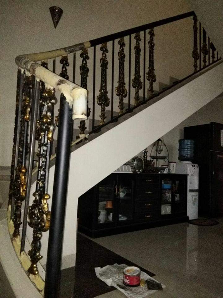 Investasi Kasta Tertinggi: Railing Tangga Klasik Pati Besi Tempa Desain Railing Tangga Klasik Besi Tempa untuk Interior Modern Klasik