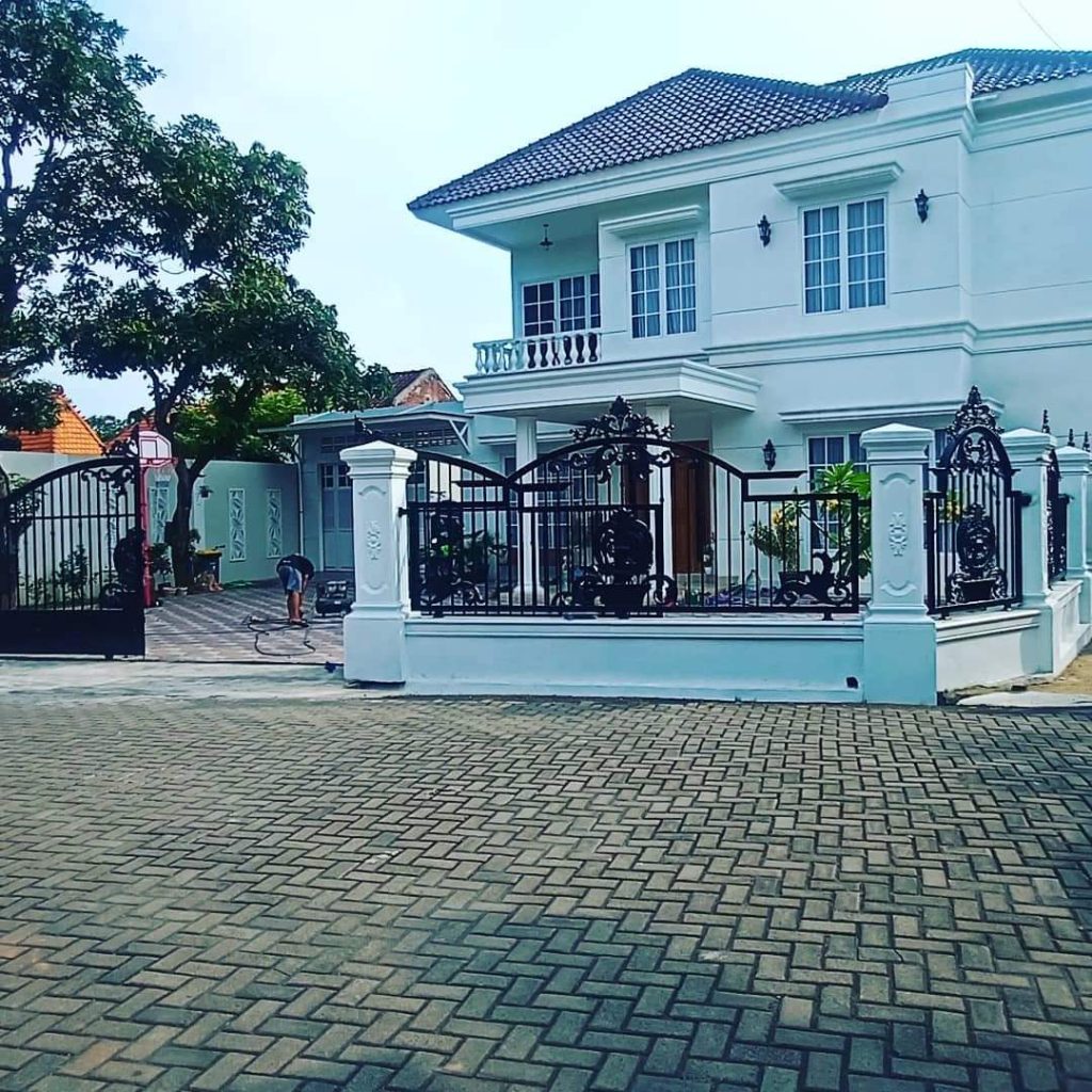 Teralis Besi Tempa Klasik Brebes, Keamanan Elegan untuk Rumah Mewah Anda Judul: Transformasi Eksterior: Teralis Besi Tempa Brebes Karyamandiri Keterangan: Sebuah rumah mewah dengan teralis besi tempa klasik yang kokoh dan artistik, menampilkan perpaduan sempurna antara keamanan dan estetika di Brebes. Deskripsi: Gambar ini menyoroti bagaimana teralis besi tempa dari Karyamandiri.id mampu mengubah fasad rumah di Brebes, dari yang kusam menjadi megah dan berkelas. Detail ukiran yang presisi menjanjikan keamanan tanpa mengorbankan keindahan, menjadikannya pilihan investasi terbaik bagi pemilik properti premium.