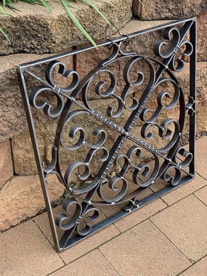 Transformasi Eksterior: Teralis Besi Tempa Brebes Karyamandiri Teralis Besi Tempa Klasik Brebes, Keamanan Elegan untuk Rumah Mewah Anda