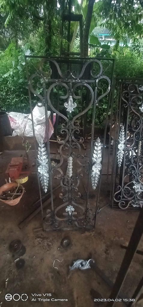 Teralis Besi Tempa Mewah di Demak Judul: Keindahan Abadi Teralis Besi Tempa Demak Keterangan: Desain teralis besi tempa klasik yang mempercantik hunian mewah di Demak. Deskripsi: Sebuah mahakarya teralis besi tempa Demak dengan detail artistik yang tak lekang oleh waktu, menambah kemewahan dan keamanan.